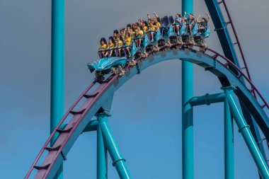 Orlando, Florida. 29 Temmuz 2019. İnsanlar Seaworld 40 yaz tatili sırasında Mako rollercoaster sürme zevk