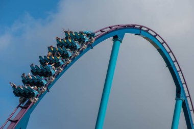Orlando, Florida. 29 Temmuz 2019. Seaworld 43 yaz tatili sırasında Mako rollercoaster sürme zevk İnsanlar.