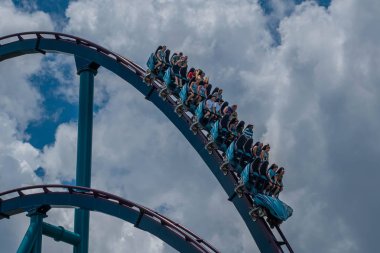 Orlando, Florida. 29 Temmuz 2019. Seaworld 42 yaz tatili sırasında Mako rollercoaster sürme zevk İnsanlar
