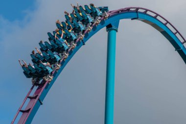 Orlando, Florida. 29 Temmuz 2019. Seaworld 44 yaz tatili sırasında Mako rollercoaster sürme zevk İnsanlar