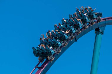 Orlando, Florida. 29 Temmuz 2019. Seaworld 56 yaz tatili sırasında Mako rollercoaster sürme zevk İnsanlar
