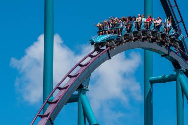 Orlando, Florida. 29 Temmuz 2019. Seaworld 57 yaz tatili sırasında Mako rollercoaster sürme zevk İnsanlar