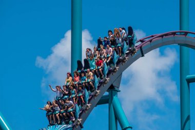 Orlando, Florida. 29 Temmuz 2019. İnsanlar Seaworld 59 yaz tatili sırasında Mako rollercoaster sürme zevk