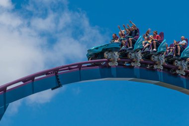 Orlando, Florida. 29 Temmuz 2019. Seaworld 75 yaz tatili sırasında Mako rollercoaster sürme zevk İnsanlar