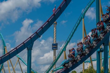 Orlando, Florida. 29 Temmuz 2019. Seaworld 78 yaz tatili sırasında Mako rollercoaster sürme zevk İnsanlar