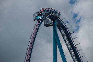 Orlando, Florida. 29 Temmuz 2019. İnsanlar Seaworld 4 yaz tatili sırasında eğlenceli inanılmaz Mako rollercoaster sahip