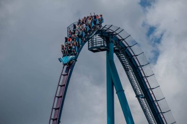 Orlando, Florida. 29 Temmuz 2019. İnsanlar Seaworld 5 yaz tatili sırasında eğlenceli inanılmaz Mako rollercoaster sahip