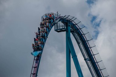 Orlando, Florida. 29 Temmuz 2019. İnsanlar Seaworld 6 yaz tatili sırasında eğlenceli inanılmaz Mako rollercoaster sahip.
