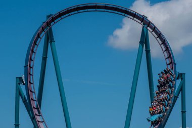 Orlando, Florida. 29 Temmuz 2019. İnsanlar Seaworld 22 yaz tatili sırasında eğlenceli inanılmaz Mako rollercoaster sahip
