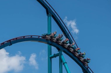 Orlando, Florida. 29 Temmuz 2019. İnsanlar Seaworld 25 yaz tatili sırasında eğlenceli inanılmaz Mako rollercoaster sahip
