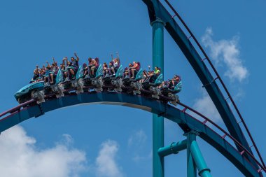 Orlando, Florida. 29 Temmuz 2019. İnsanlar Seaworld 27 yaz tatili sırasında eğlenceli inanılmaz Mako rollercoaster sahip