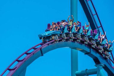 Orlando, Florida. 29 Temmuz 2019. Seaworld 8 yaz tatili sırasında Mako rollercoaster sürme eğlenceli insanlar