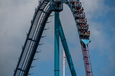 Orlando, Florida. 29 Temmuz 2019. Seaworld 41 yaz tatili sırasında Mako rollercoaster sürme eğlenceli insanlar