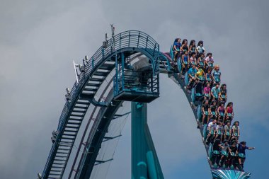 Orlando, Florida. 29 Temmuz 2019. Seaworld 43 yaz tatili sırasında Mako rollercoaster sürme eğlenceli insanlar