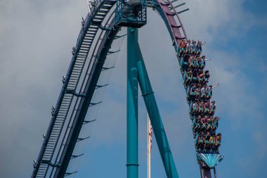Orlando, Florida. 29 Temmuz 2019. Seaworld 42 yaz tatili sırasında Mako rollercoaster sürme eğlenceli insanlar
