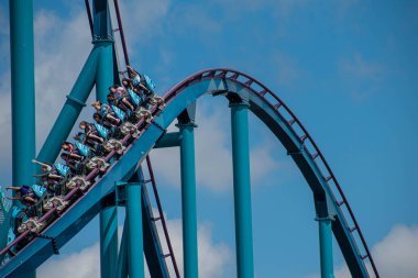 Orlando, Florida. 29 Temmuz 2019. Seaworld 50 yaz tatili sırasında Mako rollercoaster sürme eğlenceli insanlar