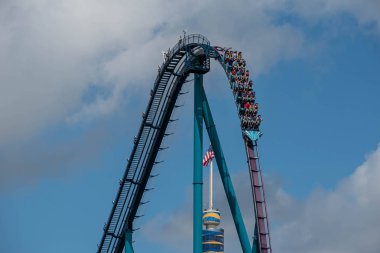 Orlando, Florida. 29 Temmuz 2019. Seaworld 51 yaz tatili sırasında Mako rollercoaster sürme eğlenceli insanlar