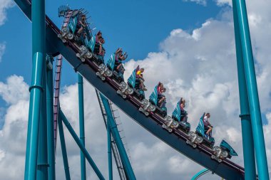 Orlando, Florida. 29 Temmuz 2019. İnsanlar Seaworld 5 inanılmaz Mako rollercoaster zevk