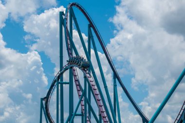 Orlando, Florida. 29 Temmuz 2019. Seaworld 5'te Mako rollercoaster'ın keyfini çıkaran lar