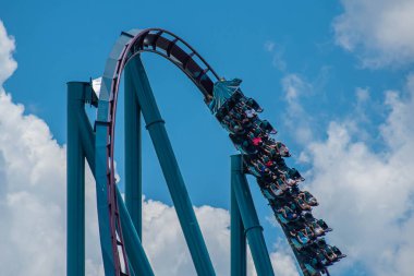 Orlando, Florida. 29 Temmuz 2019. Seaworld 6'da Mako rollercoaster'ın keyfini çıkaran lar
