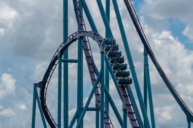Orlando, Florida. 29 Temmuz 2019. Seaworld 9'da Mako rollercoaster'ın keyfini çıkaran lar.