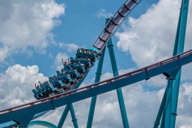 Orlando, Florida. 29 Temmuz 2019. Seaworld 10'da Mako rollercoaster'ın keyfini çıkaran lar