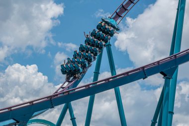 Orlando, Florida. 29 Temmuz 2019. Seaworld 11'de Mako rollercoaster'ın keyfini çıkaran lar