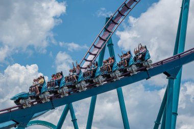Orlando, Florida. 29 Temmuz 2019. Seaworld 13'te Mako rollercoaster'ın keyfini çıkaran lar