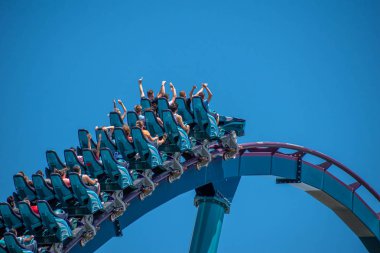 Orlando, Florida. 29 Temmuz 2019. İnsanlar Seaworld 1 yaz tatili sırasında inanılmaz Mako rollercoaster sürme zevk