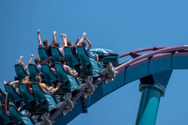Orlando, Florida. 29 Temmuz 2019. İnsanlar Seaworld 4 yaz tatili sırasında inanılmaz Mako rollercoaster sürme zevk