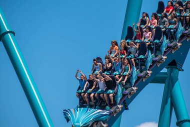 Orlando, Florida. 29 Temmuz 2019. İnsanlar Seaworld 3 yaz tatili sırasında inanılmaz Mako rollercoaster sürme zevk