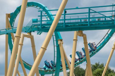 Orlando, Florida. 29 Temmuz 2019. İnsanlar Seaworld 38 yaz tatili sırasında Kraken rollercoaster sürme zevk