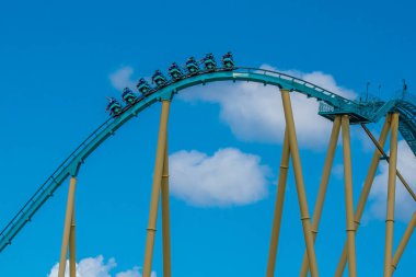 Orlando, Florida. 29 Temmuz 2019. İnsanlar Seaworld 4 eğlenceli inanılmaz Mako rollercoaster sahip