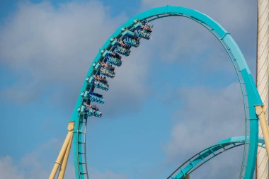 Orlando, Florida. 29 Temmuz 2019. İnsanlar Seaworld 20 eğlenceli Kraken rollercoaster sahip
