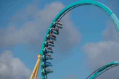 Orlando, Florida. 29 Temmuz 2019. İnsanlar Seaworld 24 eğlenceli Kraken rollercoaster sahip
