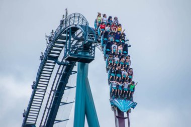 Orlando, Florida. 29 Temmuz 2019. Seaworld 1 yaz tatili sırasında Mako rollercoaster sürme eğlenceli insanlar