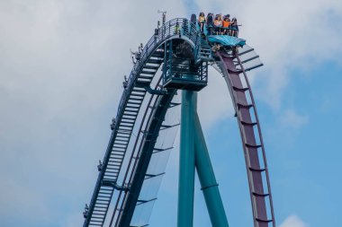 Orlando, Florida. 29 Temmuz 2019. Seaworld 4 yaz tatili sırasında Mako rollercoaster sürme eğlenceli insanlar.