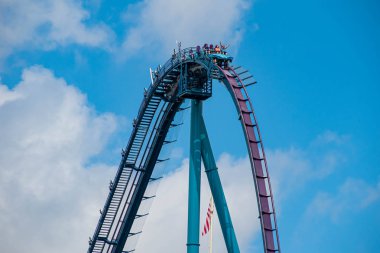 Orlando, Florida. 29 Temmuz 2019. Seaworld 5 yaz tatili sırasında Mako rollercoaster sürme eğlenceli insanlar