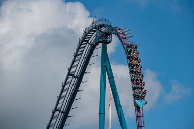 Orlando, Florida. 29 Temmuz 2019. Seaworld 13 yaz tatili sırasında Mako rollercoaster sürme eğlenceli insanlar