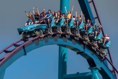 Orlando, Florida. 29 Temmuz 2019. Seaworld 18 yaz tatili sırasında Mako rollercoaster sürme eğlenceli insanlar