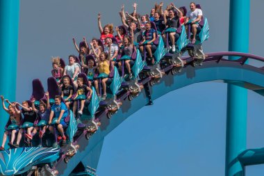 Orlando, Florida. 29 Temmuz 2019. Seaworld 20 yaz tatili sırasında Mako rollercoaster sürme eğlenceli insanlar