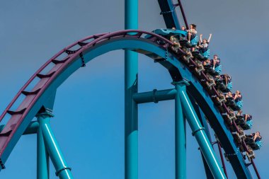 Orlando, Florida. 29 Temmuz 2019. Seaworld 36 yaz tatili sırasında Mako rollercoaster sürme eğlenceli insanlar