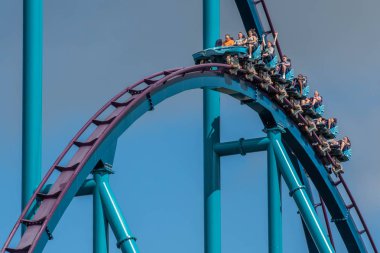 Orlando, Florida. 29 Temmuz 2019. Seaworld 37 yaz tatili sırasında Mako rollercoaster sürme eğlenceli insanlar.
