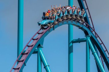 Orlando, Florida. 29 Temmuz 2019. Seaworld 39 yaz tatili sırasında Mako rollercoaster sürme eğlenceli insanlar