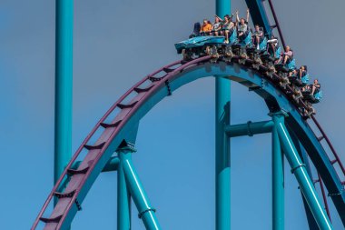 Orlando, Florida. 29 Temmuz 2019. Seaworld 38 yaz tatili sırasında Mako rollercoaster sürme eğlenceli insanlar