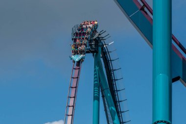 Orlando, Florida. 29 Temmuz 2019. Seaworld 43 yaz tatili sırasında Mako rollercoaster sürme eğlenceli insanlar
