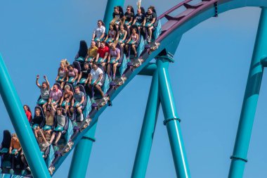 Orlando, Florida. 29 Temmuz 2019. Seaworld 41 yaz tatili sırasında Mako rollercoaster sürme eğlenceli insanlar.