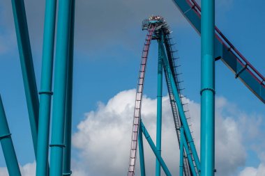 Orlando, Florida. 29 Temmuz 2019. Seaworld 42 yaz tatili sırasında Mako rollercoaster sürme eğlenceli insanlar