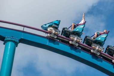 Orlando, Florida. 29 Temmuz 2019. Seaworld 48 yaz tatili sırasında Mako rollercoaster sürme eğlenceli insanlar