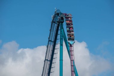 Orlando, Florida. 29 Temmuz 2019. Seaworld 53 yaz tatili sırasında Mako rollercoaster sürme eğlenceli insanlar